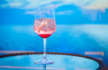 Cocktail avec de la glace au coucher de soleil, vue sur le sillage d'un navire de croisière.	