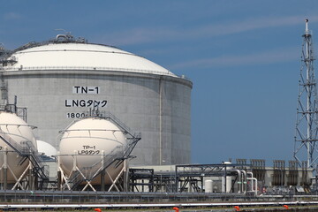 石狩LNG基地のLNGタンク