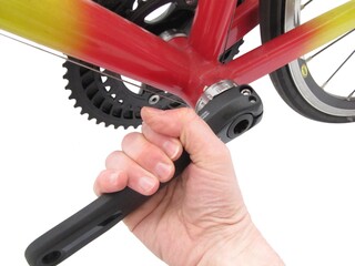 Démontage, remontage et entretien d'un pédalier de vélo.