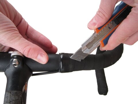 D&eacute;pose et pose d'un ruban de cintre sur un v&eacute;lo de route.