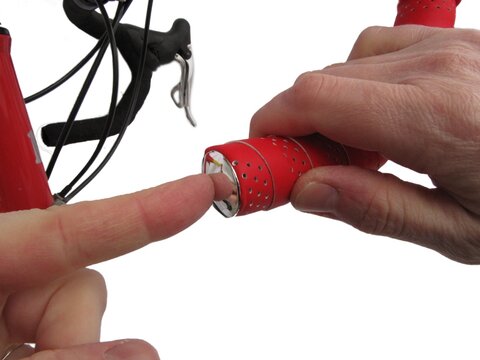 D&eacute;pose et pose d'un ruban de cintre sur un v&eacute;lo de route.