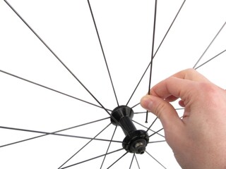 Réparation et entretien d'une roue de vélo.