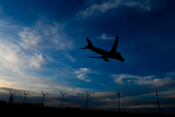 avion vol pilote vacances transport aviation ciel survol aéroport cloture securité