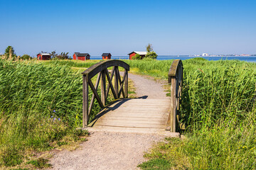 Brücke und Fischerhütten in Färjestaden auf der Insel Öland in Schweden