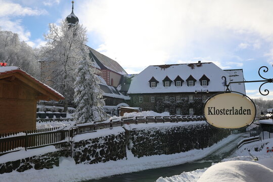 Blick auf Kloster Kreuzberg in der Rh&ouml;n