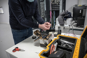 tecnico con attrezzatura da lavoro