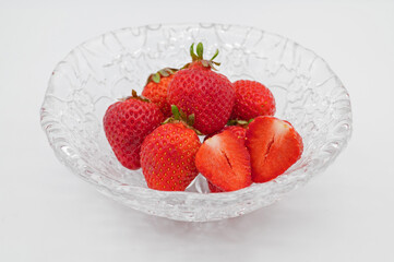 皿に盛り付けたイチゴ（あまおう）