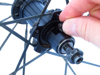 Fototapeta na wymiar Moyeu arrière d'un vélo, démontage, vérification, nettoyage, lubrification et remontage de la roue libre.
