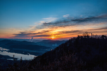 Naklejka premium Scenic view of mountains against sky during sunrise