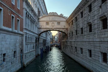 Photo sur Plexiglas Pont des Soupirs The Bridge of Sighs in Venice on a summer evening