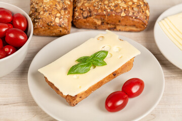 Vollkornbrötchen mit Käse belegt