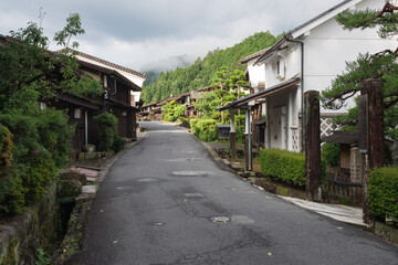 朝日のあたる早朝の妻籠宿