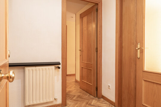 Distributor of a house with oak wood doors and matching parquet floors