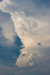 夏の夕方の青空と雲の美しい風景
