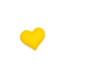 Un corazón amarillo de tela hecho a mano sobre un fondo blanco liso y aislado. Vista superior y de cerca. Copy space