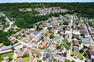 Bird's eye view of the residential area surrounded by green vegetation. Pittsburgh, Pennsylvania. - obrazy, fototapety, plakaty