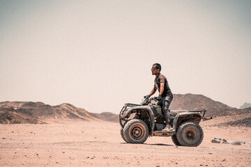 Quadfahrer in Wüste