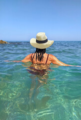 Joven morena disfrutando en la playa