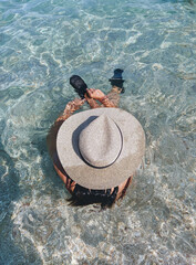 Joven morena disfrutando en la playa