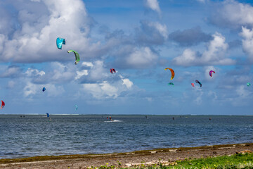 Kleurrijke vliegers bij de lagune van Le Morne, Mauritius.