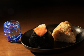 軽食におにぎりと水「明太子、かやく」