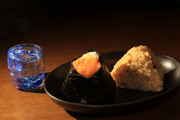 軽食におにぎりと水「明太子、かやく」