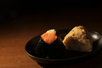 軽食に二個のおにぎり「明太子、かやく」