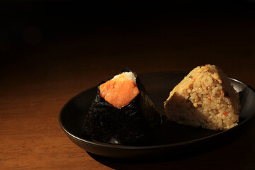 軽食に二個のおにぎり「明太子、かやく」