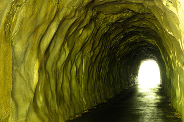 古い山中のトンネル