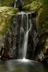 Fototapeta na wymiar 鳴滝不動尊の滝と水の流れ