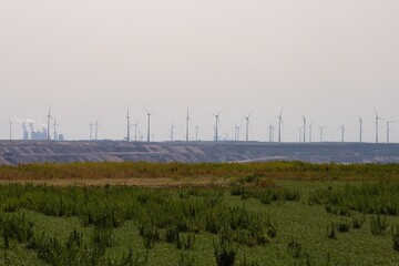 Braunkohle Tagebau mit Blick auf Kraftwerk und Windräder