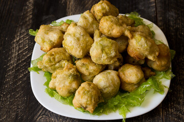 Seaweed fritters, or zeppoline, are small pieces of deep-fried grown dough typical of the Neapolitan tradition.