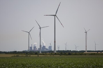 Braunkohle Kraftwerk und Windräder zur alternativen Stromerzeugung