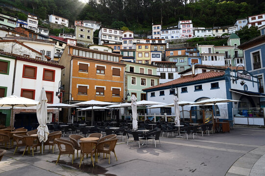 Maisons escarp&eacute;es du village Cudillero avec des terrasses de restaurants en Espagne