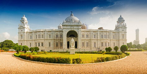 Obraz premium Beautiful panoramic image of Victoria Memorial, Kolkata , Calcutta, West Bengal, India . A Historical Monument of Indian Architecture. Built to commemorate Queen Victoria's 25 years reign in India.