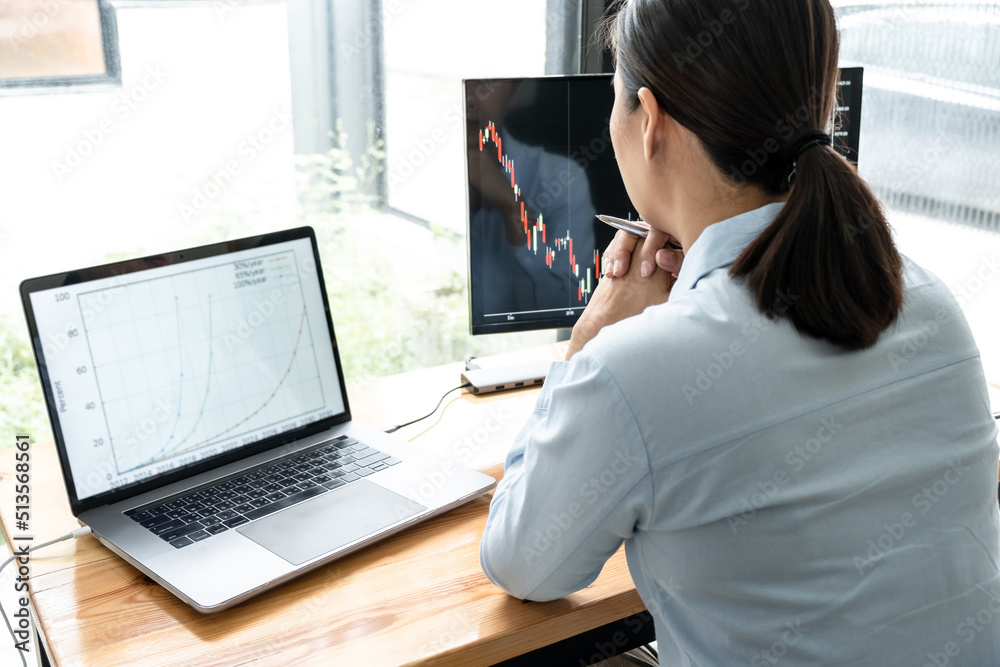 Aufkleber Businesswoman investor having planning a new project and analyzing graph data with display screen the data presented and deal on a stock exchange