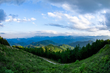 Fototapeta na wymiar 御荷鉾スーパー林道の展望台から見る山の風景