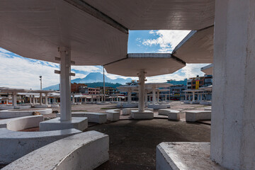 Mercado artesanal más conocido como Plaza de Ponchos en Otavalo Ecuador, cerrado por la...
