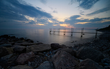 Badesteg am Ostsee Strand der dänischen Insel Samsø zu blauer Stunde in der Nähe der Ortschaft...