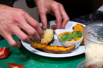 Cocinero preparando un plato gurmet