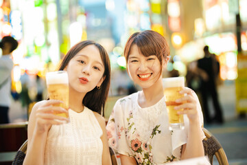 ビールのグラスを持つ女性2人