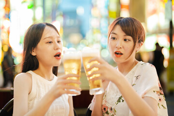 ビールのグラスを持つ女性2人