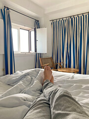 descanso tumbado sobre la cama casa hotel pies descalzo verano mediterraneo almería IMG_6030-as22