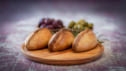 La salte&ntilde;a es un tipo de empanada de origen boliviano , ​ comido como una merienda jugosa y rellena con carne, pollo u otras carnes, huevo duro, especias, y otros ingredientes, cocida al horno