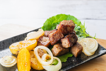 焼いた野菜とサイコロステーキ