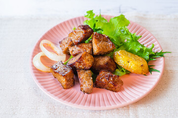 焼いた野菜とサイコロステーキ