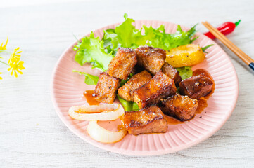 焼き肉のタレをかけたサイコロステーキ