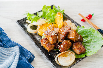 焼き肉のタレをかけたサイコロステーキ