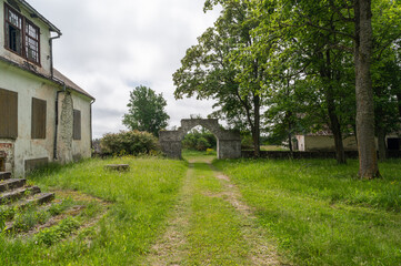 Fototapeta na wymiar old stone fence with arch