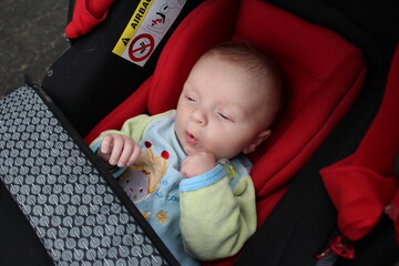 b&eacute;b&eacute; dans une poussette